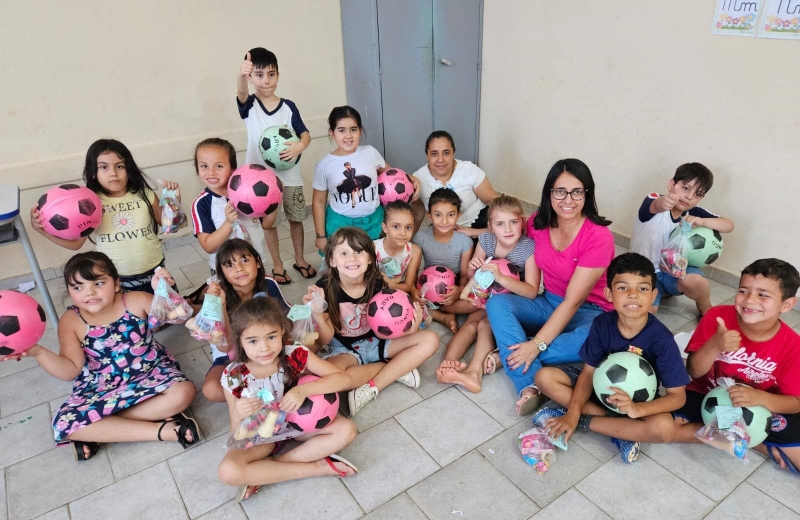 Em comemoração ao Dia das Crianças, a Prefeitura Municipal, realizou a entrega de Brinquedos e doce